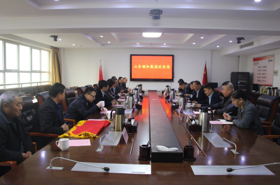 傾力幫扶顯真情 贈送錦旗表謝意——蘭山區(qū)汪溝鎮(zhèn)富強村向順和集團贈送錦旗